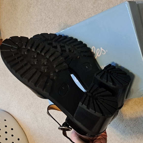 Seychelles Lock and Key Patent Leather 8 wide - Picture 6 of 8